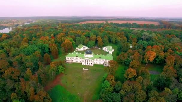 Herrenhaus Herbstpark Bei Sonnenaufgang Luftaufnahme Des Katschanowo Herrenhauses Bei Sonnenaufgang — Stockvideo