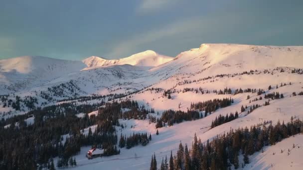 Αεροφωτογραφία Του Χειμώνα Καρπάθιων Βουνών Ανατολή Του Ηλίου Στη Χειμερινή — Αρχείο Βίντεο
