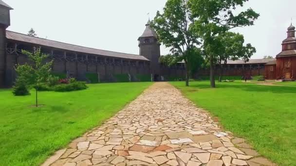 Houten Kerkje Vesting Vliegen Langs Stenen Voetpad Het Batoeryn Fort — Stockvideo