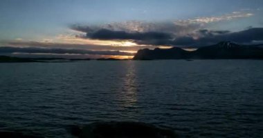 Hamn Sunrise hava görünümünü, şafak lofoten havadan görünümü, gündoğumu Senja Adası Norveç, deniz ve dağlar, Senja Adası, Norveç, Hamnoy Adaları
