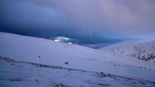 Cielo Drammatico Nelle Montagne Carpatiche Invernali Tempesta Neve Nelle Colline — Video Stock