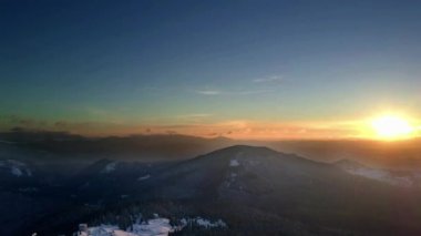 4 k hava manzara kış Karpat Dağları, gündoğumu havadan görünümü gündoğumu havadan görünümü kış dağlarda sabah kış dağlarda kış Karpat Dağları,