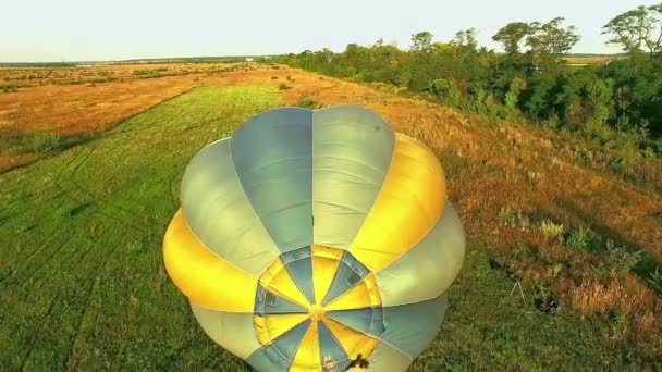 Felszállás Hőlégballon Naplemente Levegő Léggömbök Start Menet Közben Füves Területen — Stock videók