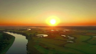 Sunrise sel meadows, nehir üzerinde gündoğumu mistik göl üzerinde güneşe gündoğumu sis, sabah sis Nehri üzerinde gündoğumu nehir üzerinde sinek ile havadan görünümü üzerinde hava görünümünü sabah hava manzara