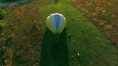 Adam bir balon, balon sıcak hava balon Festivali, propan gaz brülörlü artış kadar açılırsa, sıcak hava balonu çok yükseklerde uçmak, sepet hava balon açılırsa ateş altında insanlar oturup