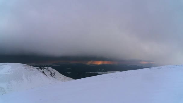 Puesta Sol Través Tormenta Nieve Las Montañas Invierno Lapso Tiempo — Vídeos de Stock