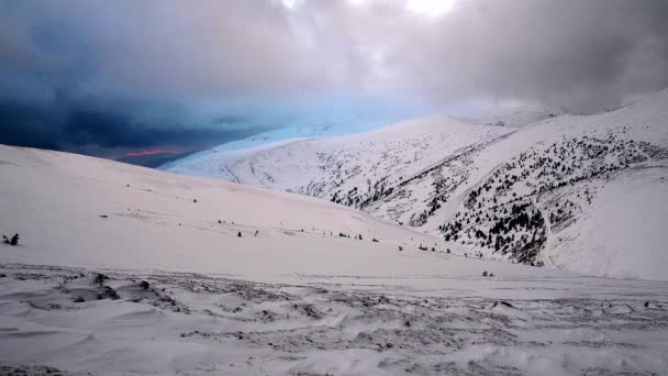 Cielo Dramático Sol Las Montañas Cubiertas Nieve Nubes Dramáticas Soplando — Vídeos de Stock