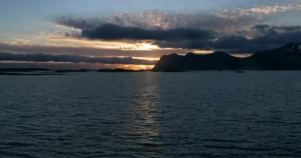 ロフォーテン諸島の日の出の時間経過 ロフォーテン諸島の夜明け諸島航空写真ビュー ロウン パイン島ノルウェー 海と山 ロウン パイン島 ノルウェー ハムネイの日の出 — ストック動画