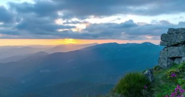 Dağlar zaman atlamalı gökyüzünde, dağlar ve koyu mavi gökyüzü, Amazing dağ manzaralı yatay hareketli, bulutlar ile güneşli bir yaz yatay parlayan ve güzel yeşil tepeler zaman atlamalı güneş