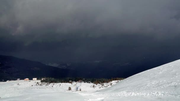 Cielo Dramático Las Montañas Cubiertas Nieve Nubes Dramáticas Soplando Brisa — Vídeo de stock