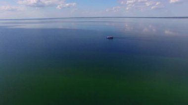 Nehir havadan görünümü yalnız teknede, hareketli su yüzeyine denizde yalnız tekne demirlemiş bir tekne havadan görünümü