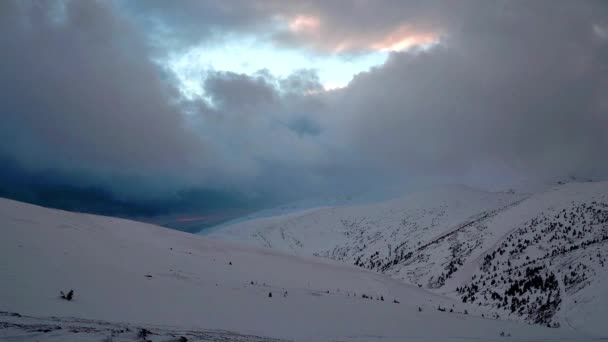 Dramatik Gökyüzü Güneş Karla Kaplı Dağlar Dramatik Bulutlar Üfleme Esinti — Stok video