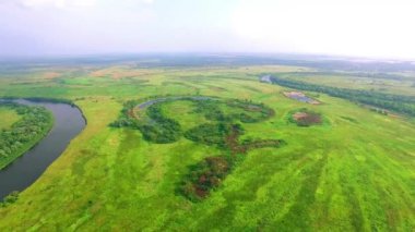 Çayırlar, çayırlar üzerinde bulutlar, yemyeşil yeşil alanları ve kırsal, çayırlar üzerinde çarpıcı hava atış havadan görünümü gölgeler bulutlar üzerinde yeşil alanları, yeşil alanlar güzel manzara