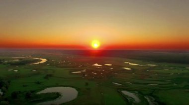 Sunrise gündoğumu nehir, göller üzerinde gündoğumu mistik göl üzerinde güneş, sis, gündoğumu, sabah sis Nehri üzerinde sunrise gölde su üzerinde sinek nehirde havadan görünümü ile gündoğumu havadan görünümü üzerinde havadan görünümü üzerinde sel meadows, havadan görünümü