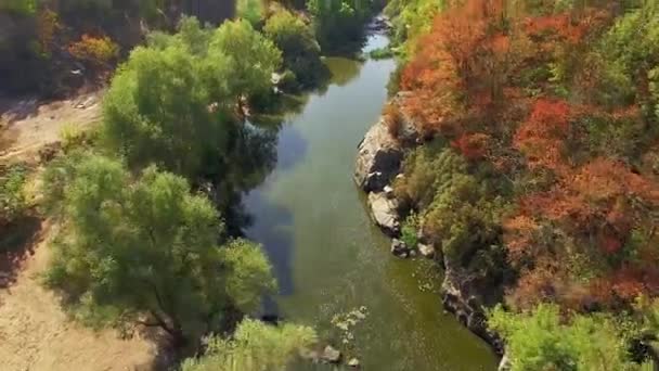 秋キャニオン キャニオン 秋の川に大きな石 大きな石と紅葉の滝で Buky 渓谷の上を飛んで山川の航空写真 — ストック動画