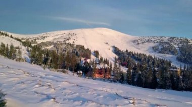 karla kaplı köyün dağlarında kış, hava görünümünü dağlarında köyünün havadan görünümü