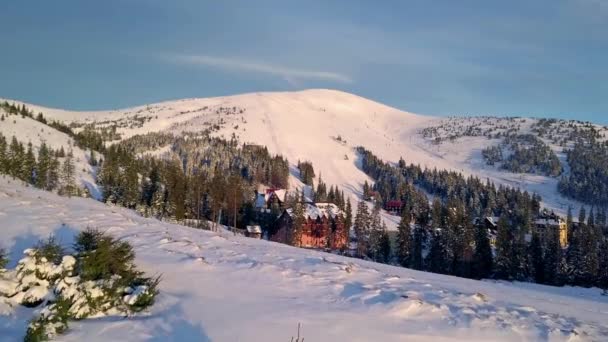 Luftaufnahme Des Dorfes Den Bergen Winter Luftaufnahme Des Schneebedeckten Dorfes — Stockvideo