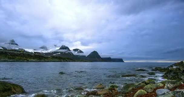 Himmel Och Hav Shore Lofoten Öarna Tidsfördröjning Stenar Och Tång — Stockvideo