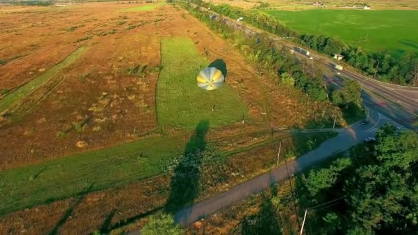 Opstijgen Luchtballon Bij Zonsondergang Lucht Ballonnen Start Vliegen Uit Grasveld — Stockvideo