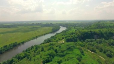 Hava manzara nehir orman ve alan arasında manzara nehir, orman, bulutlar, mavi gökyüzü ile nehir ve yeşil alanlar üzerinde uçan, hava kırsal manzara, tarım arazi ve evler uçuş ile gür yeşil yapraklar, kırsal manzara üzerinde