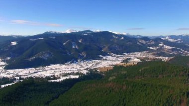 Kış dağlar, kış manzara, hava görünümünü havadan görünümü kar dağlar, kış görünümü güneşli gün, kış Karpat Dağları'nın hava görünümünü dağların kaplı.