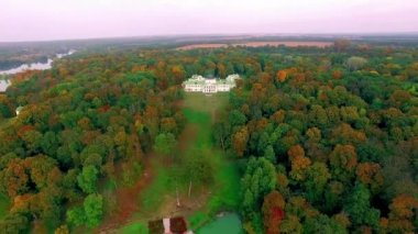 Sunrise, gündoğumu, Manor göl kıyısı Güz, manor house göl kenarında sonbahar ormandaki hava görünümünü Kachanovo köşkünü hava görünümünü Sonbahar Park Manor