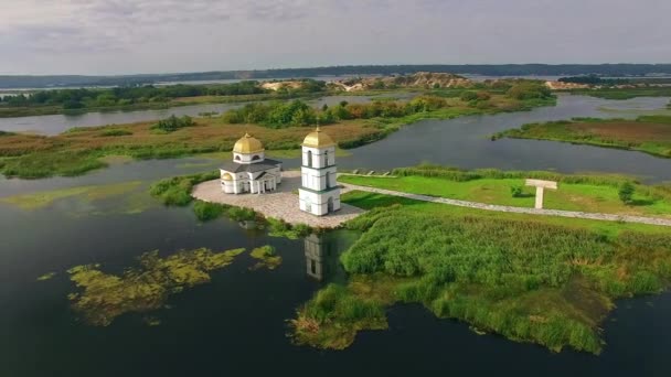 島の航空写真ビュー Gusinets 村ウクライナ航空写真ビュー 島にキリスト教の変容教会の教会 — ストック動画
