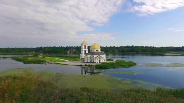 Szigetek Légi Felvétel Színeváltozása Templom Gusinets Falu Ukrajna Légi Felvétel — Stock videók