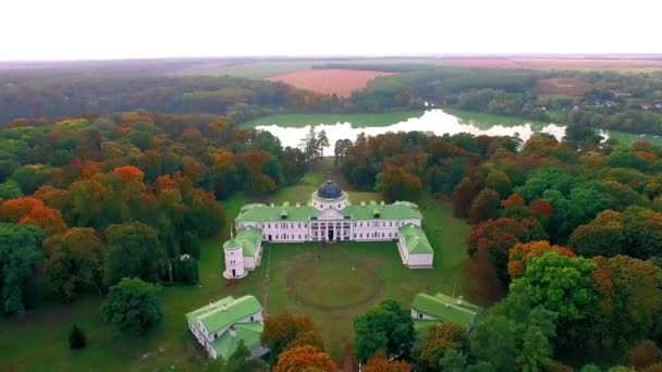 Herrenhaus Herbstpark Bei Sonnenaufgang Luftaufnahme Des Katschanowo Herrenhauses Bei Sonnenaufgang — Stockvideo