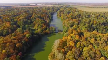 Park, Sonbahar Doğa Hava manzara, uçak üzerinde gölet ve göllerde güzel park, Sonbahar Doğa Hava manzara uçuş göl ve orman parlak renkli sonbahar göl üzerinde uçuş