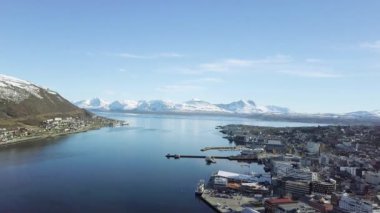 Tromso, Norveç, şehir Lofoten Adaları havadan görünümü hava görünümü, Lofoten Nordland ilçesinde bir adalar, Tomso şehir önünde yolun havadan görünümü, Kuzey Norveç