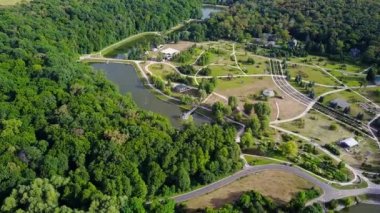 göl ile güzel parkın havadan görünümü, Kiev Feofania Park havadan görünümü, göller orman ağaçları ile Park, Ukrayna 'da Feofania Park, Kiev, göller ve nehir ile güzel Park üzerinde uçak geri Ukrayna