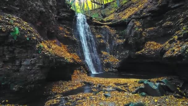 Luftaufnahme Von Herbst Wasserfall Zeitlupe Luftaufnahme Von Wasserfall Und Herbst — Stockvideo