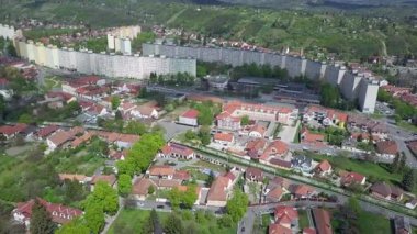 Miskolc Macaristan havadan görünümü, Hava video Miskolc, kentsel peyzaj Macar kentinde sosyalist dönem blok evleri gösterir