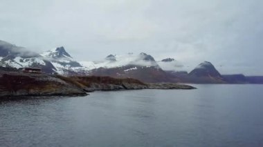 Lofoten adaların havadan görünümü, Lofoten adaları nda gökyüzü ve deniz kıyısı, deniz ve dağların arka planı, Senja adası üzerinde dramatik gün batımı gökyüzü, gün batımında fiyort ve dağ manzarası, akşam Norveç'teki Lofoten Adaları, 