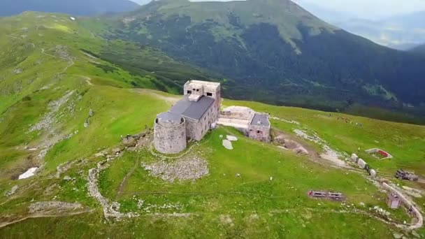 Dağın Tepesinde Gözlemevi Havadan Görünümü Dağlarda Eski Terk Edilmiş Gözlemevi — Stok video