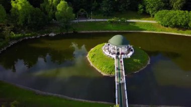 gölün ortasında pavyon havadan görünümü, göl ile güzel parkHavadan görünümü, Kiev Feofania parkHavadan görünümü, parkta gölde yaz hous,