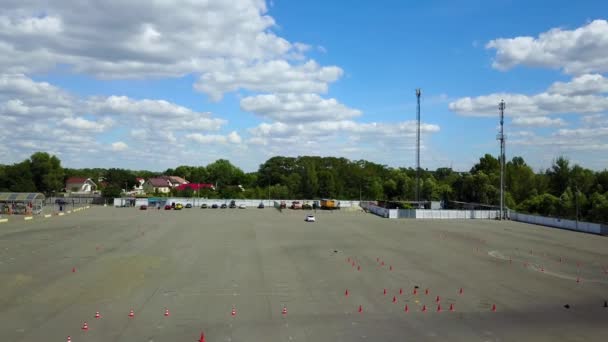 Luftaufnahme Von Polizeiautos Auf Der Autobahn Asphaltautodrom Mit Fahrprüfung Für — Stockvideo