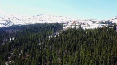 Kış dağlar, kış manzara, hava görünümünü havadan görünümü kar dağlar, kış görünümü güneşli gün, kış Karpat Dağları'nın hava görünümünü dağların kaplı.,