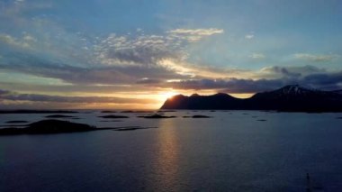 Hamn'da Gündoğumu'nun havadan görünümü, gün doğumunda Lofoten adalarındaki küçük köyün havadan görünümü, gün batımında Lofoten köyü, Senja adası, Norveç, Hamnoy, Senja adasında Şafak, Lofoten adalarının havadan görünümü, Lofoten adaları manzarası, Senja'da Şafak