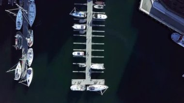 marinada havadan görünüm Yatlar, Tromso Norveç'te yahts üst görünümü, Tromso yat ve teknelerle dolu marinanın havadan görünümü 