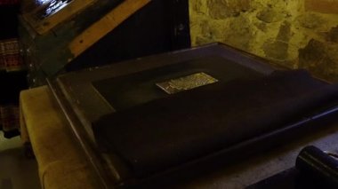 Parşömen baskısı için antika klişe baskı, eski parşömen baskı süreci, eski kağıt üretim süreci, el yapımı kağıt.