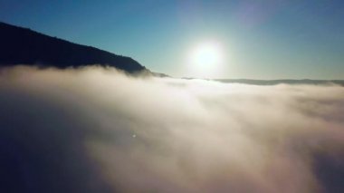 nehrin üzerindeki bulutların arasından uçuş, gün doğumunda nehir üzerinde Sishavadan görünümü, nehir üzerinde yoğun sis, Dinyester üzerinde sis, sabah siste nehir, gün doğumunda sis
