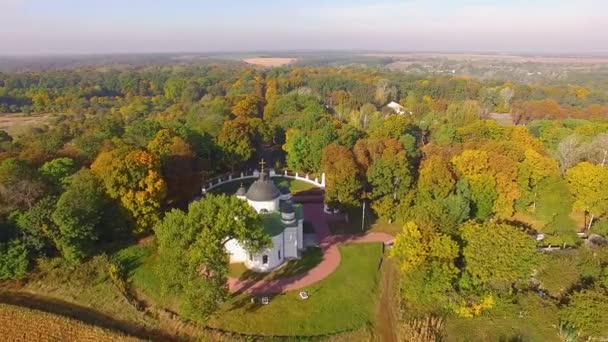 Vista Aérea Iglesia Parque Otoño Iglesia Ortodoxa Bosque Otoño Vuelo — Vídeo de stock