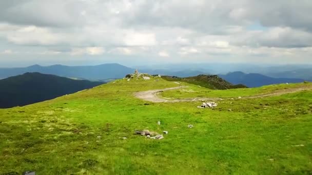 vue aérienne crête des montagnes, sentier au sommet de la crête dans les Carpates, 4K Vue aérienne des montagnes, Vol au-dessus du sommet sommet sur ciel bleu dans une journée ensoleillée d'été ,