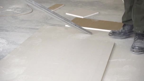 Drywall Corte Perto Trabalhador Corta Drywall Com Faca Papel Parede — Vídeo de Stock