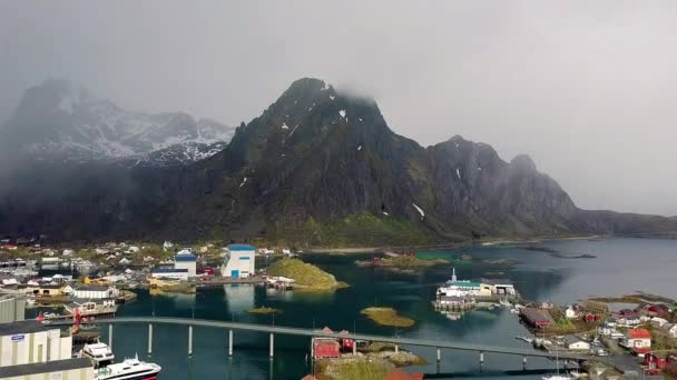 挪威斯沃尔瓦尔的鸟瞰图 斯沃尔瓦尔 挪威城镇鸟瞰图 钓鱼小屋在北极罗弗滕群岛的一个村庄里成排站立 挪威罗弗滕群岛上的渔村 — 图库视频影像
