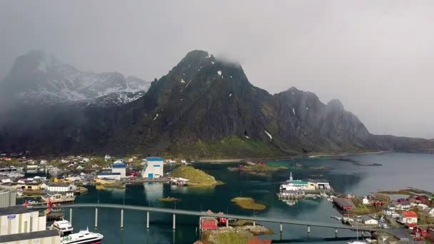 スボルヴァーノルウェー スボルヴァーの航空写真 ノルウェーの町の航空写真 釣り小屋は 北極ロフォーテン諸島の村に並び ロフォーテン諸島の漁村ノルウェー — ストック動画