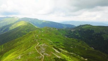 havadan görünümü dağ sırtı, Karpatlar sırtın üst kısmında yol, dağların 4k Havadan görünümü, güneşli yaz gününde mavi gökyüzü üzerinde zirve zirvesi üzerinde Uçuş