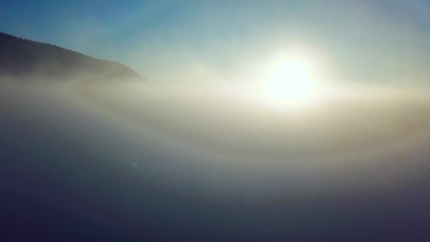 川の上の雲を通る飛行 日の出時の川の上の霧の航空写真 川の上空の濃い霧 ドニエスターの上の霧 朝霧の川 日の出時の霧 — ストック動画